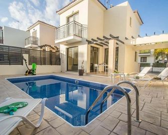 Rent Luxury Villa Near Everything, Famagusta Villa 1019 - Famagusta - Pool