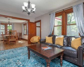 Glencoe-freshly remodeled-pets ok-4 bedrooms-grill - Glencoe - Sala de estar