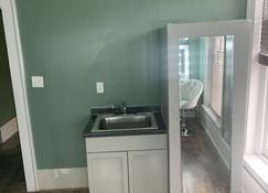 Historical Suffolk Loft Apartment in Downtown Area - Suffolk - Bedroom