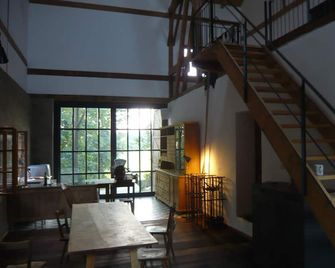 Secluded location Halmberg Chiemgau, equestrian farm, lots of nature, animals - Soyen - Restaurant