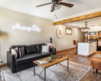Stylish Uptown Butte Condo - 632 - Butte - Huiskamer