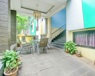 Hotel O Tebet Near Tebet Station Formerly Sabda Guest House - ג'קרטה - פטיו