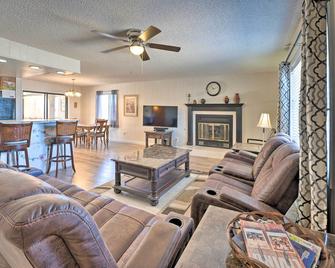 Lake Havasu Home with Pool - 2 Miles to Waterfront! - Lake Havasu City - Stue