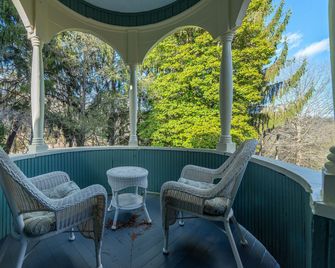 Engadine Inn and Cabins - Candler