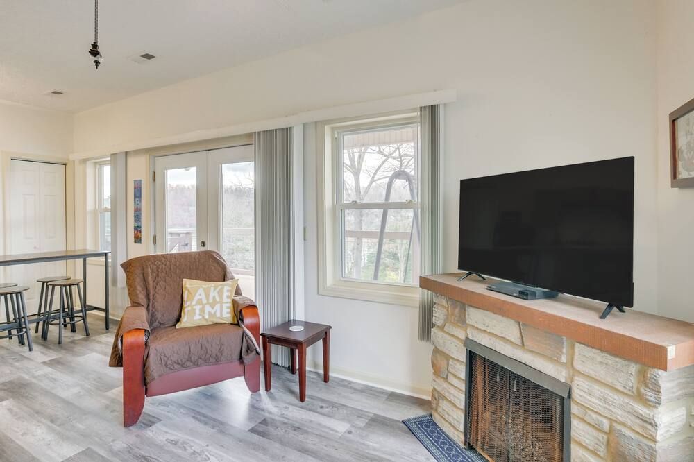 Apt w/ Lake Views - Day Trip to Virginia Tech! - Radford - Wohnzimmer