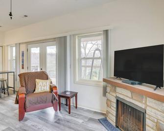 Apt w/ Lake Views - Day Trip to Virginia Tech! - Radford - Wohnzimmer