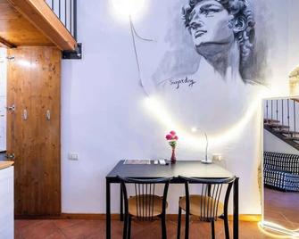 2 - Monolocale silenzioso a due passi dal centro - فلورنس - غرفة طعام