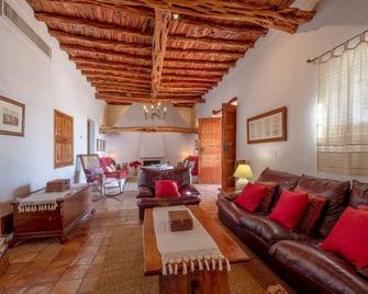 Luxurious Villa 'Can Mariano' with Pool, Large Garden, Air Conditioning and Wi-Fi - Sant Josep de sa Talaia - Pokój dzienny