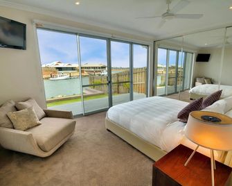 The Carnarvon Luxury Canal Home - Carnarvon - Bedroom