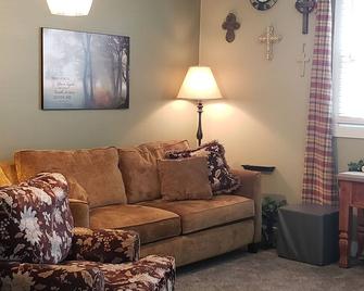 Slice of Heaven w/ Country Charm & All The Conveniences for Business & Pleasure! - Emmetsburg - Living room