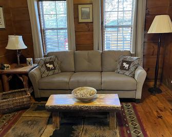 #8 High Country Haven Camping and Cabins - Franklin - Living room