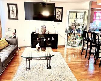 Peaceful 3bedroom Home -Near Ewr/Nyc - Newark - Wohnzimmer
