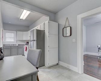 Heart of Edmond Retreat - Edmond - Kitchen
