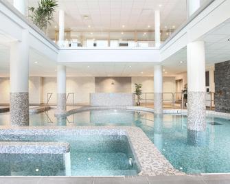Hôtel Prestige Odalys Le Chamois - La Clusaz - Pileta
