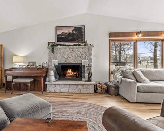 Quiet 3 bedroom family friendly bungalow in peaceful Stevens Point - Stevens Point - Wohnzimmer