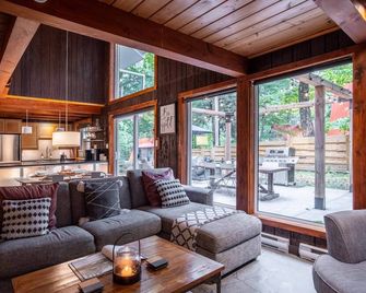 Chalet Norwegian, Turn Key Amenities + Pet Friendly + Hi Speed Wifi - Orford - Lounge