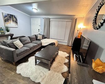 Charming 3-bedroom house with AC and in peaceful city Des Moines near the Marina - Des Moines - Living room