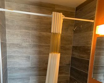 Stadium View Inn - Hamburg - Bathroom