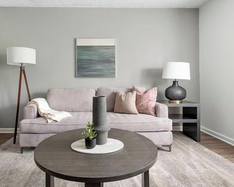 Landing Stylish 1bd Pool Gym - Winston-Salem - Living room
