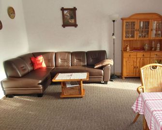 Holiday house 'Am Waldweg' - Apartment 1 - Breitenbrunn - Вітальня