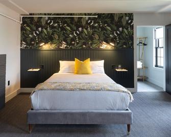 The Inn Downtown - Deluxe King Studio Apartment - Portsmouth - Bedroom