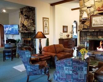 Tuscan Manor - Eureka Springs - Living room