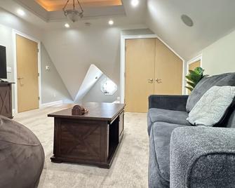 Charming Historic Getaway ~ Rutgers|nyc | Jersey Shore - Middlesex County - South Plainfield - Living room