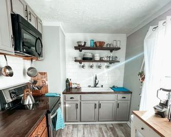 Cozy 3 BR home in a small town, 8 minutes from downtown Indy/ fountain square - Beech Grove - Phòng bếp