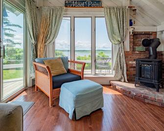 Cottage With Direct Water Access! - Ipswich - Living room