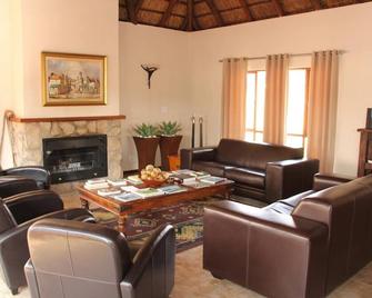 7th Hole Golf Lodge - Modimolle - Living room