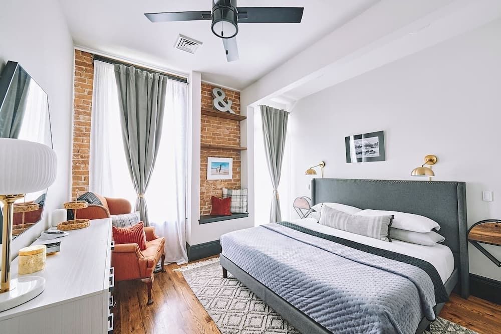 Experience historic downtown Sheridan from our luxurious 2-bed, 2-bath loft in an 1892 building. - Sheridan - Bedroom