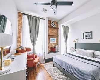 Experience historic downtown Sheridan from our luxurious 2-bed, 2-bath loft in an 1892 building. - Sheridan - Bedroom