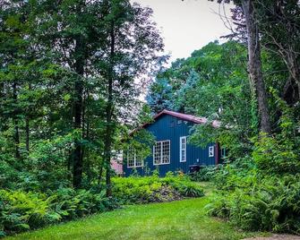 Beautiful compound, 10 mile views, on 300 acre ranch, next to Galena Territory - Elizabeth - Outdoors view