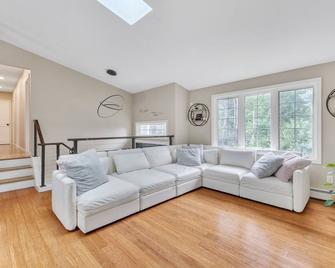Minimal Modern Home Getaway home - North Providence - Living room