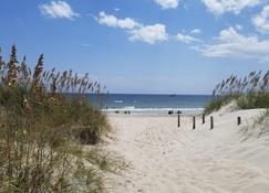 Popular ~ Quaint. Bogue Shores Condo -- Just Steps To A Beautiful Beach - 大西洋海灘（北卡羅來納州） - 海灘