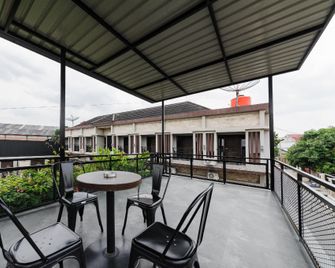 RedDoorz Syariah near Tugu Juang Jambi - Jambi - Balkon