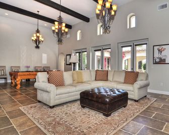Spectacular Lakefront Estate - La Quinta - Living room