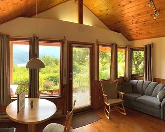Wing Creek Resort - Kaslo - Living room