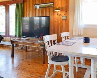 5 person holiday home in Lyngdal - Lyngdal - Comedor