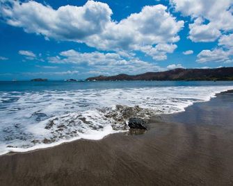 Renovated Condo in High-End Resort Community with Spectacular Mountain Views, Modern Design, and Beach Club Access - Coco - Strand