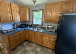 Wakefield one bedroom apartment- 5 minutes to the beach! - South Kingstown - Kitchen