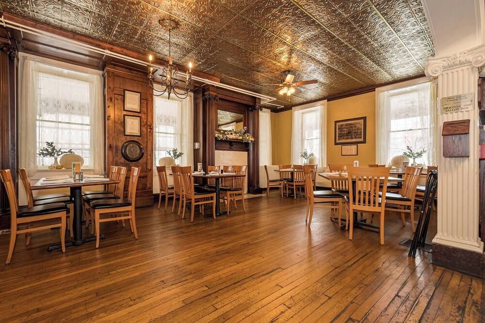 Oakleaf Treehouse - Secluded Romantic Loft with Hot Tub & Creek