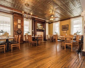 Oakleaf Treehouse - Secluded Romantic Loft with Hot Tub & Creek - Farmington - Restaurant
