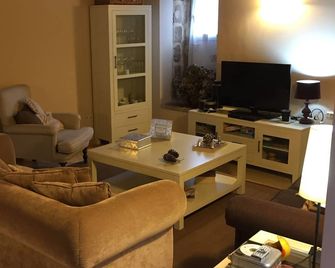 Rural house in Cuntis for 8 people. - Cuntis - Sala de estar