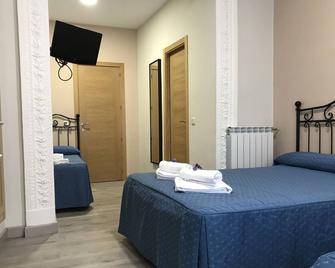 Hostal El Pilar - Madrid - Habitación