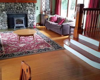 Elizabeth. A Guest House Near Lake George. - Chestertown - Living room