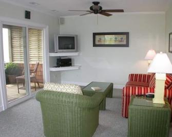 Treasure Chest/Charming 1 Br Waterfront Accommodation - Ocracoke - Living room