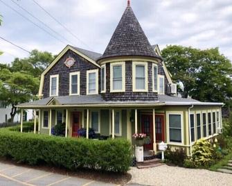 Queen Anne style Home with Private entrance 1B/1B unit in Historic Provincetown - Provincetown - Building