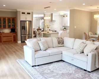 3-bedroom house in delightful Madisonville with AC comfort - Madisonville - Obývací pokoj
