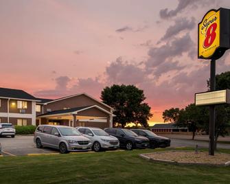 Super 8 by Wyndham Blue Earth - Blue Earth - Building